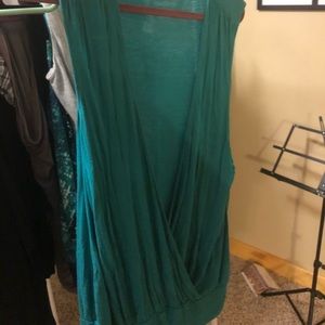 Gap- sleeveless crossover tee